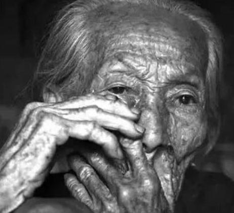 1939年，19岁少女被日军推进洗澡房，翻译官笑眯眯的说：“你有福了，你很漂亮，