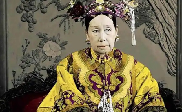 慈禧太后没胃口，吃啥啥不香，吓坏了御膳房。有个胆大的御厨，买了几块臭豆腐端给慈禧