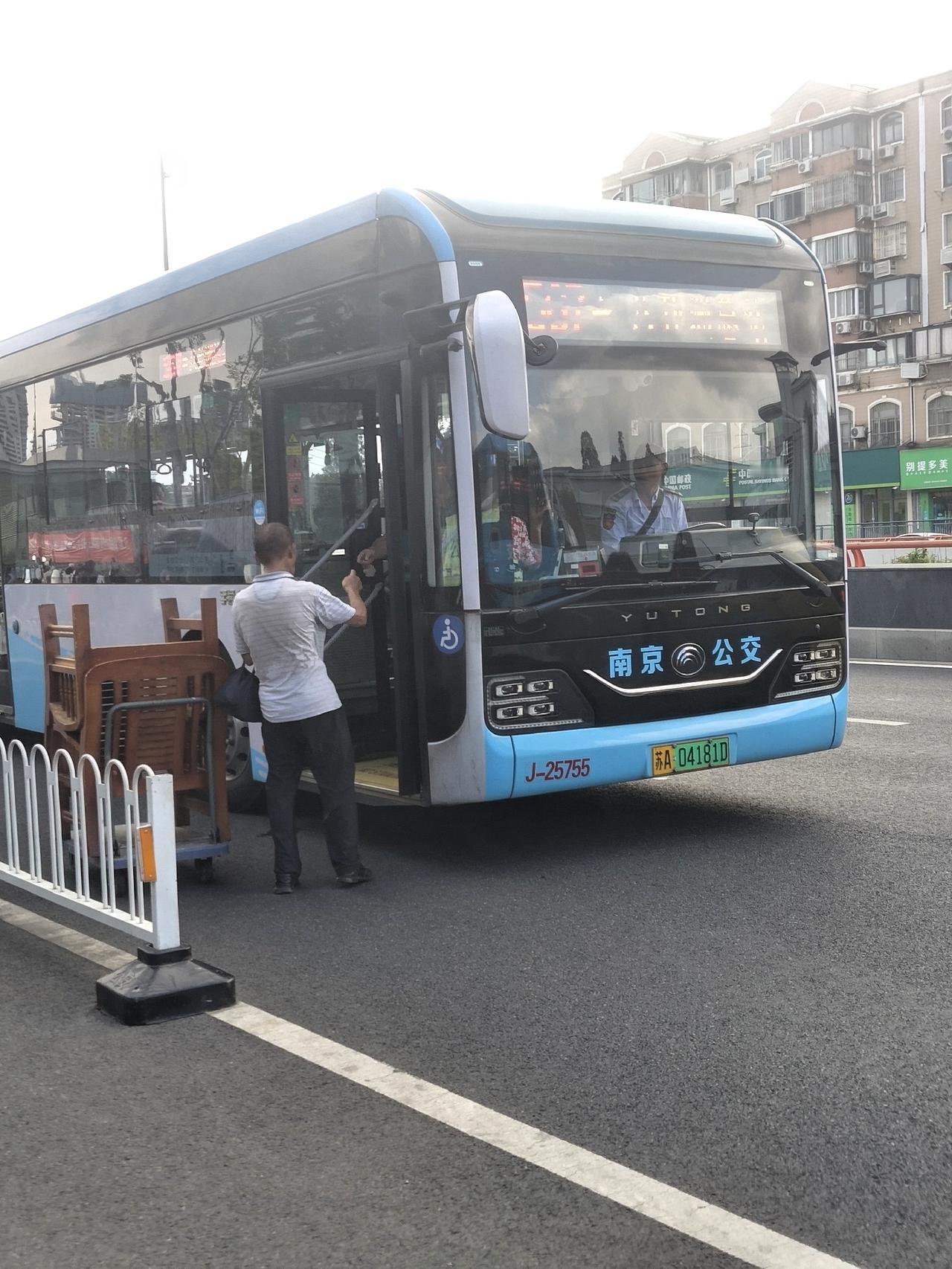 今天下午在南京和燕路吉祥庵公交站，看到了不该发生的一幕，图片中的男子用小推车推着