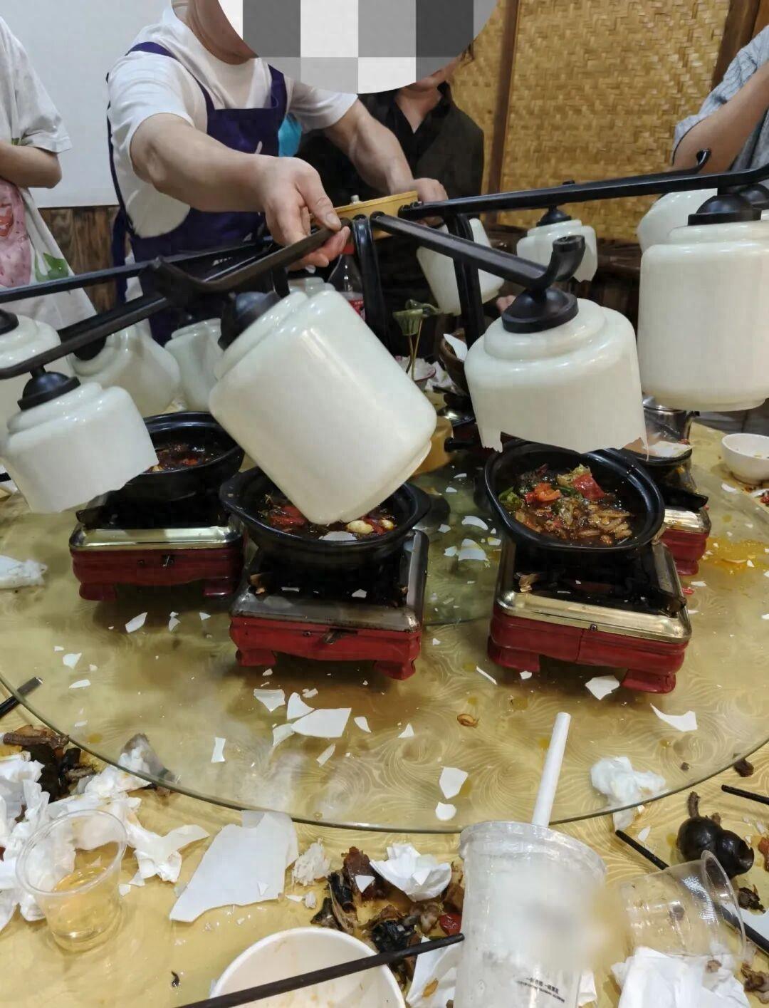 安徽宁国，女子与亲友在餐厅包厢聚餐，因天热将空调调至最高档，不料出风口正对吊灯，