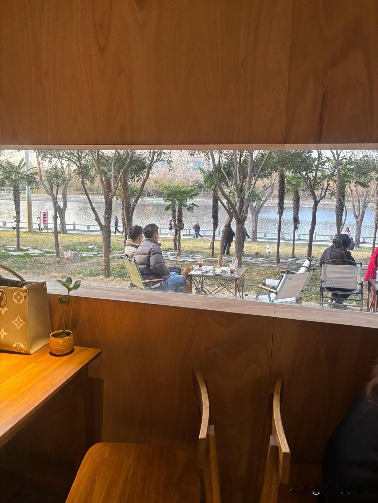 但凡你是个女人到了35其实你就会发现男人没有什么意思的因为该谈的恋爱都谈过了