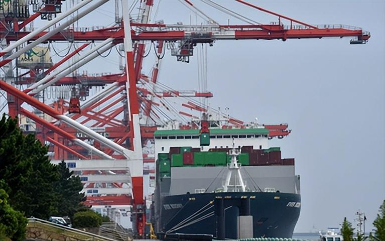 日本这次是真把底裤都赔光了。 日元汇率砸穿地板全场大降价，结果8月贸易逆
