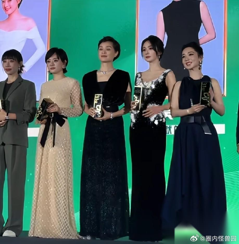 五美同框，吴越面相、仪态、头身比全是顶配，往那一站气质绝了，越看越舒服。杨幂二