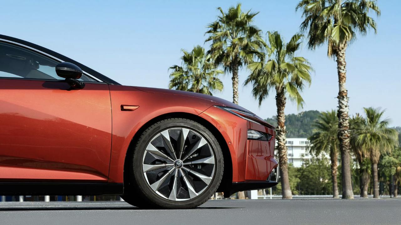 空悬，我一直觉得他可有可无，一方面是因为贵，另一方面是空悬的可靠性问题。智驾辅助