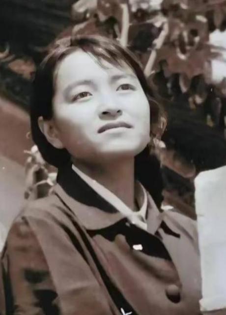 1995年12月，洛阳一间不足十平米的审讯室里，34岁的褚映群把床单撕成布条，搓