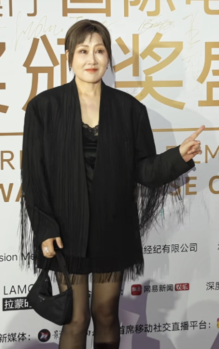 怎么脖子都是空空的，啥都没戴，这是商量好得吗？是不是没有人赞助啊？王茜华