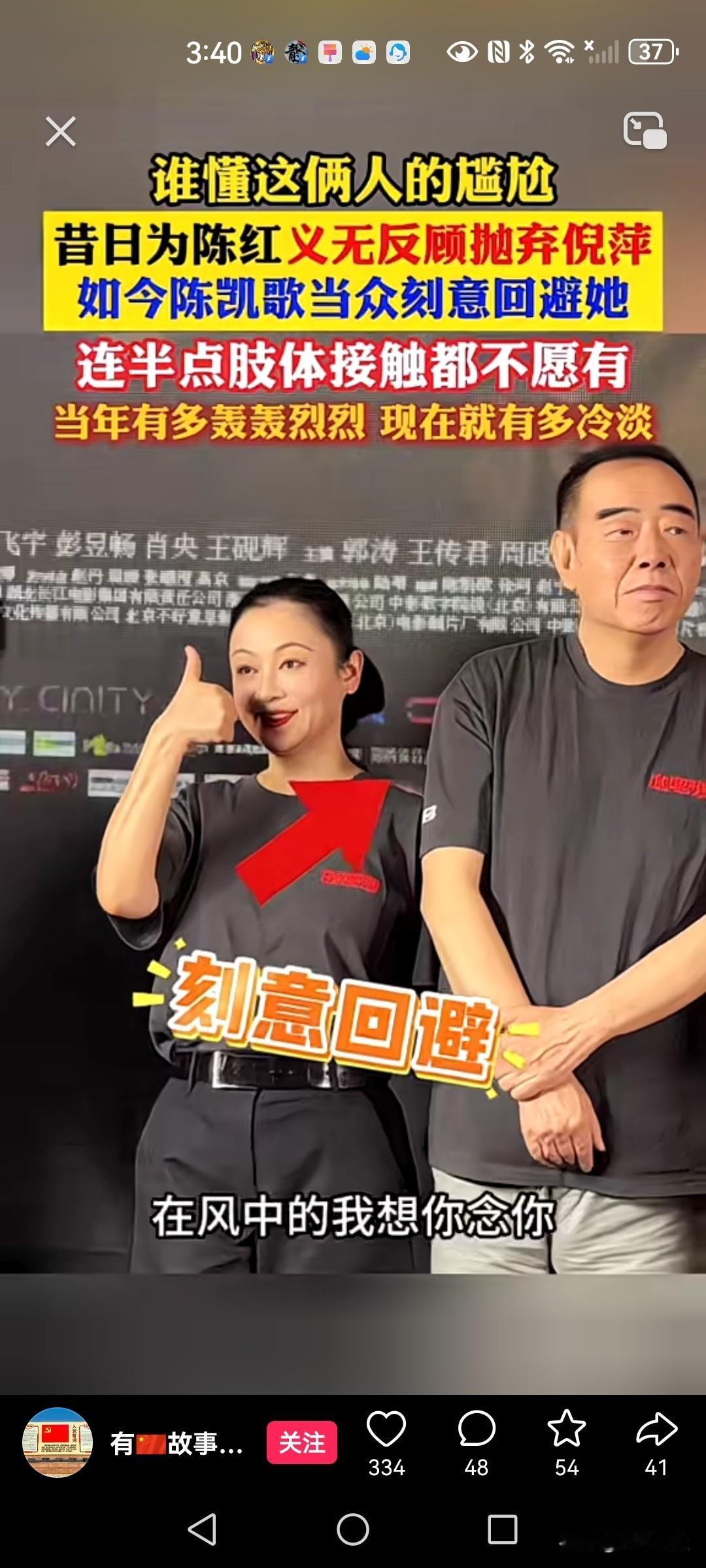 大导演这右手咋啦抱得紧紧的，难不成拍戏右手受伤了。