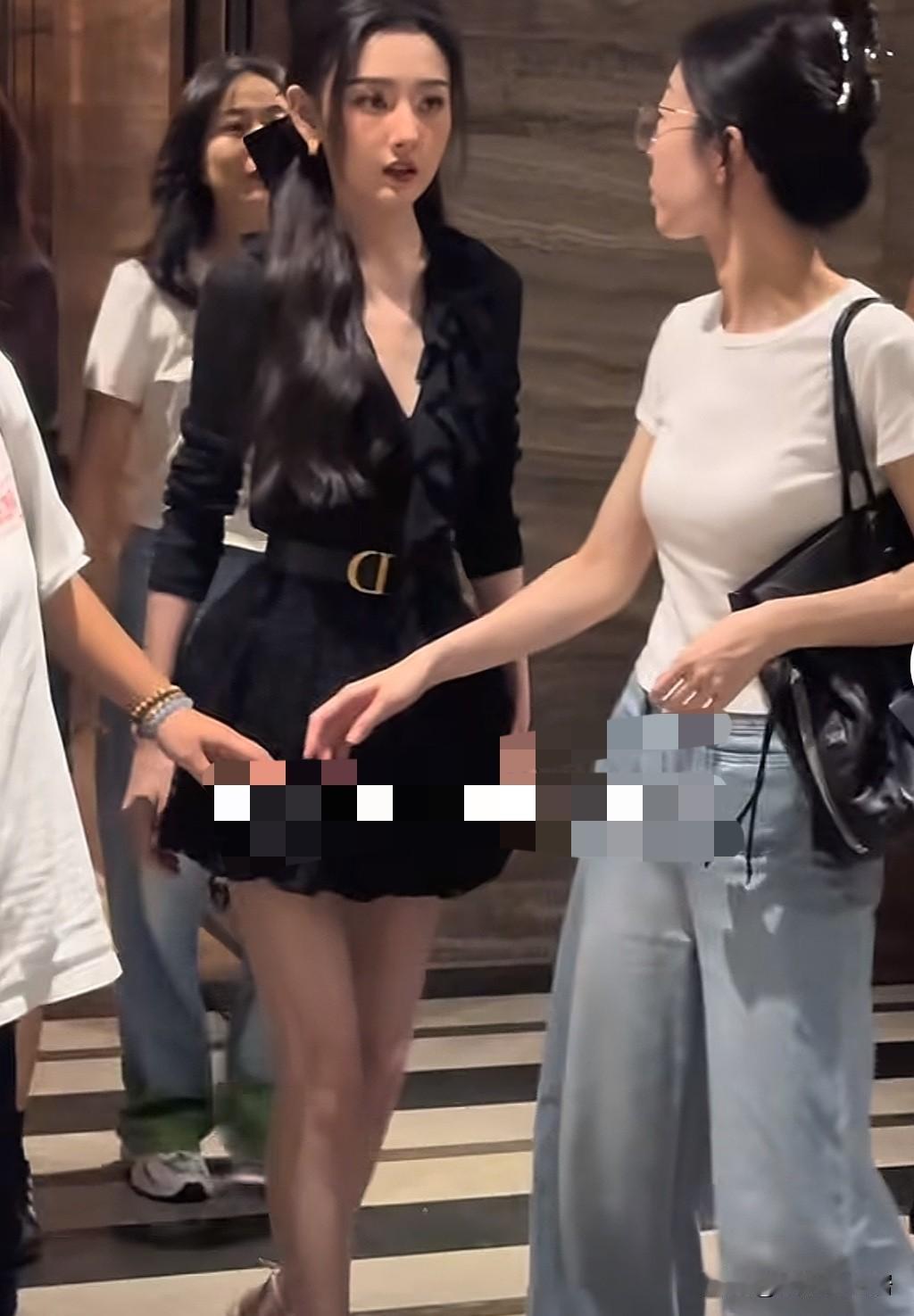 很难想象宋祖儿镜头里都这么瘦，现实都得瘦成啥样，希望明星不要这么瘦了，整得普通人