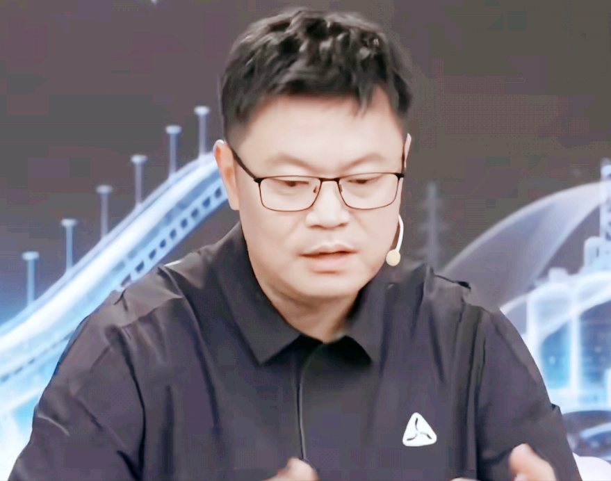 王楚钦3:2赢林昀儒这场，侯英超一句话堪比神预判！他说：林昀儒11:10的时候，我也很慌，但是看到小
