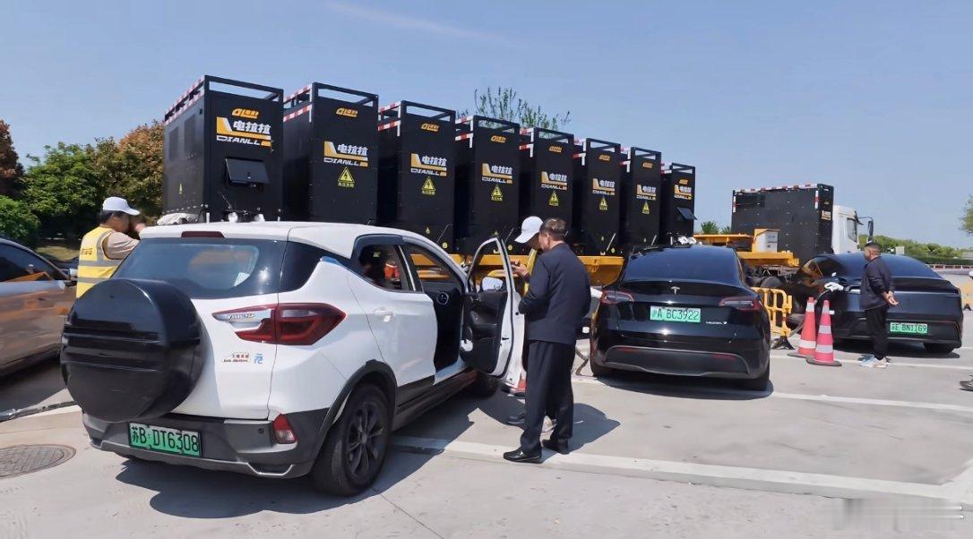 真是天才，一辆移动充电挂车在服务区充电！同时为8台车补能，功率120kW，电费1