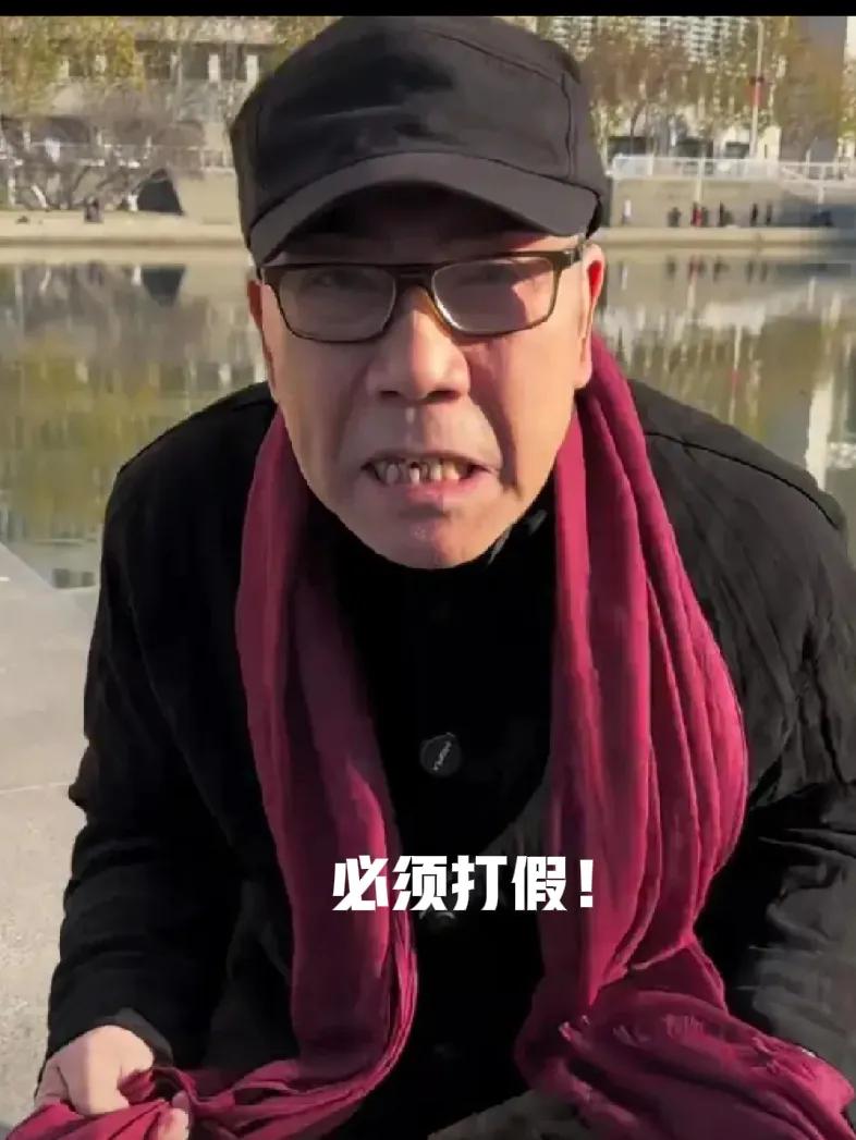 相声名家杨议再聊郭德纲唱京剧！昨天杨议直播时表示:京剧演员改说相声，这个不难，因