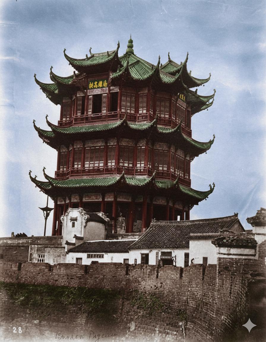 这张照片是现存最清晰的清代黄鹤楼影像之一，它记录的是1868年重建、1884年焚