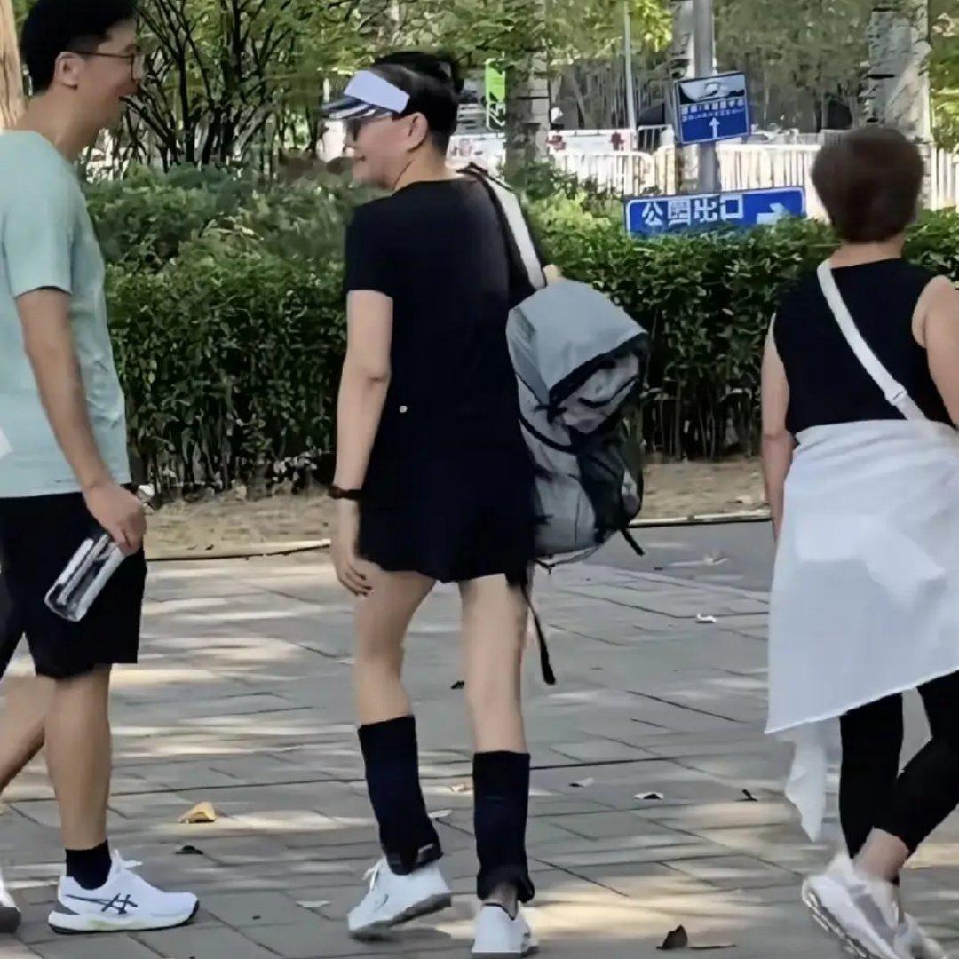 偶遇66岁的宋丹丹和闺蜜李静，没想到今年才56岁的李静皮肤不仅黑还特别显老。财富