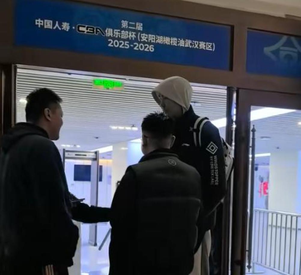 温馨！朱芳雨赛后特地留下来等徐昕，与他亲切交流，对他进行鼓励。众所周知，徐昕是