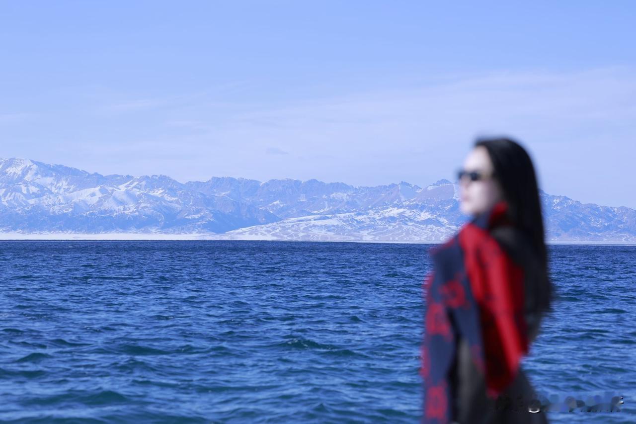 冬日的赛里木湖，是冰雪落笔的浪漫情诗❄️澄澈蓝冰铺展成湖，冰纹