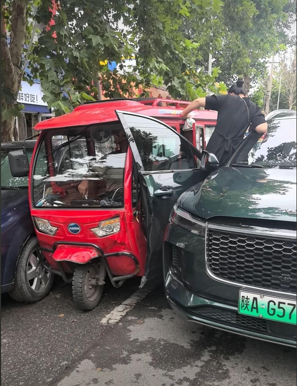 这是什么车，车门居然能开这么大。
