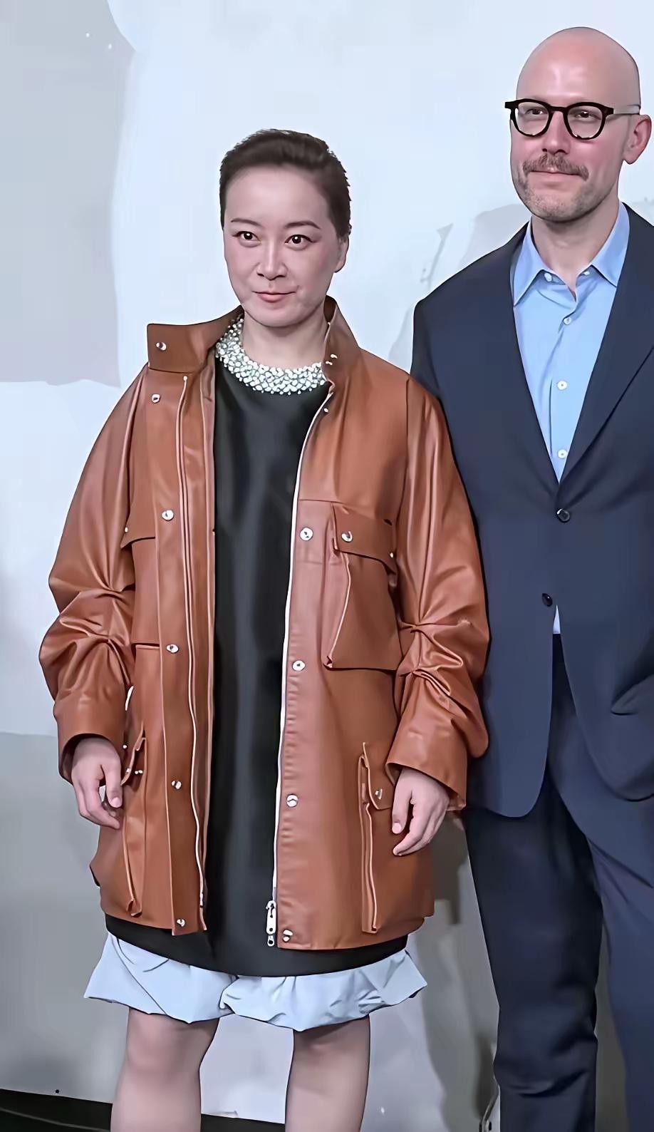 贾玲咋成这样了？看着像陈小艺和买红妹的结合体。不说都没认出来，像蜡像人，咋这