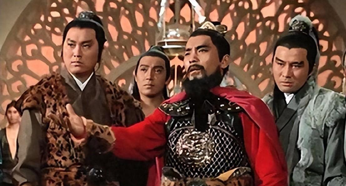 这位猛人说是天神转世吧，他又确实是个活生生的人，说是鬼怪吧，敌人见了他才真是活见