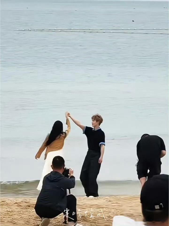 关晓彤李昀锐海边合体路透澄澈海面搭配松软沙滩茅草棚挂着细碎装饰氛围感直接拉满