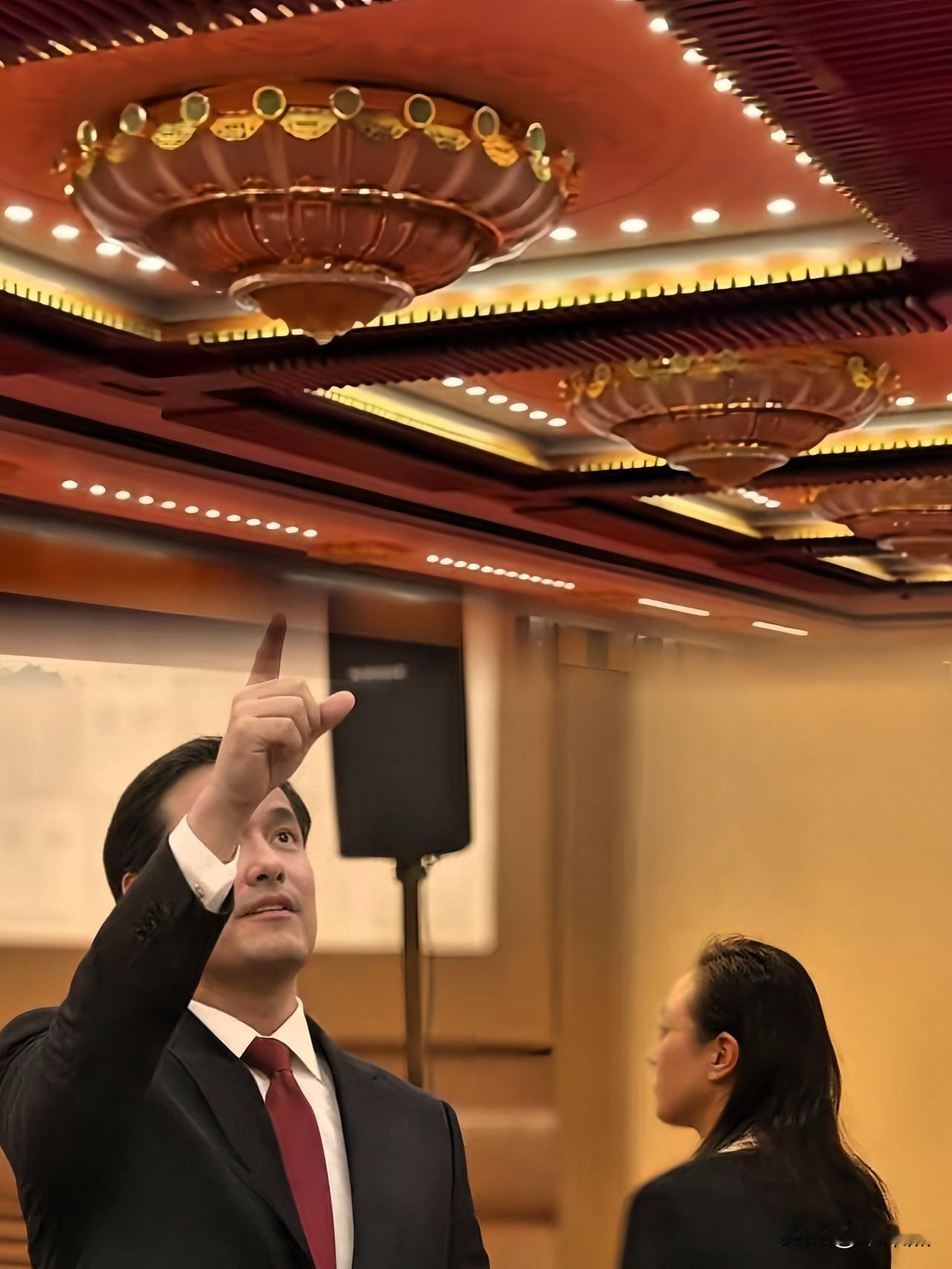 这场万众瞩目的重磅场合，上演了最令人忍俊不禁的一幕，看新闻里鲁比奥在会场
