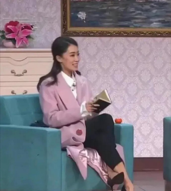 杨幂和张小斐这种坐姿，模仿了下真模仿不来。够独特的！