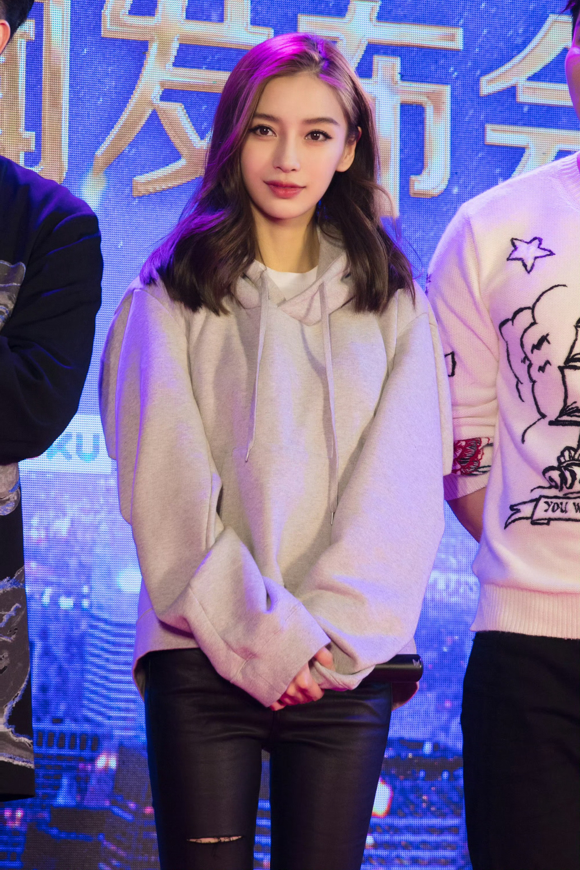 angelababy🐰杨颖早上好呀宝贝们!将将们都开学了吗[彩虹屁