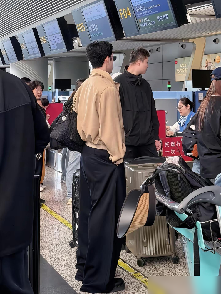 李荣浩一句Luke，你身边那位非常重要的女士，直接把演唱会变成了修罗场。镜头扫过去，刘雯就坐在井柏然