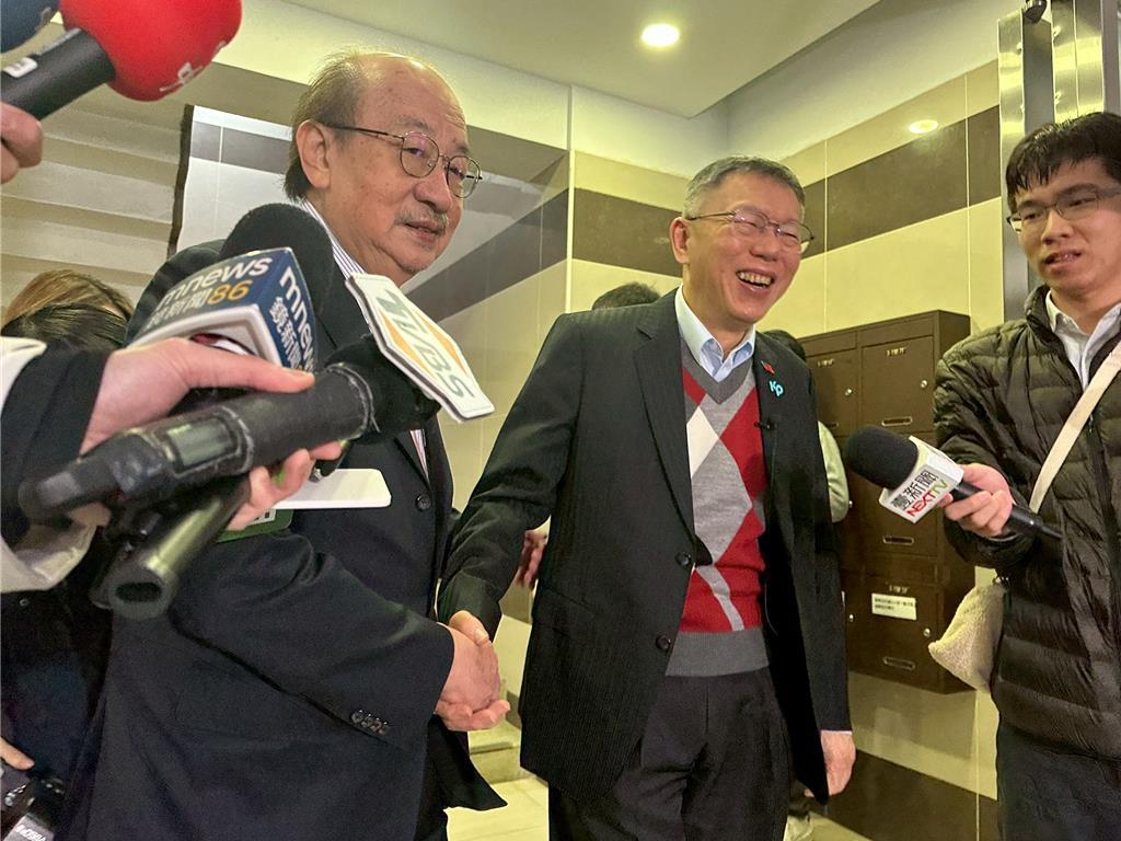 柯文哲拜会民进党团气氛热络，柯建铭暗示绿白可合作台湾民众党前主席柯文哲2日下午
