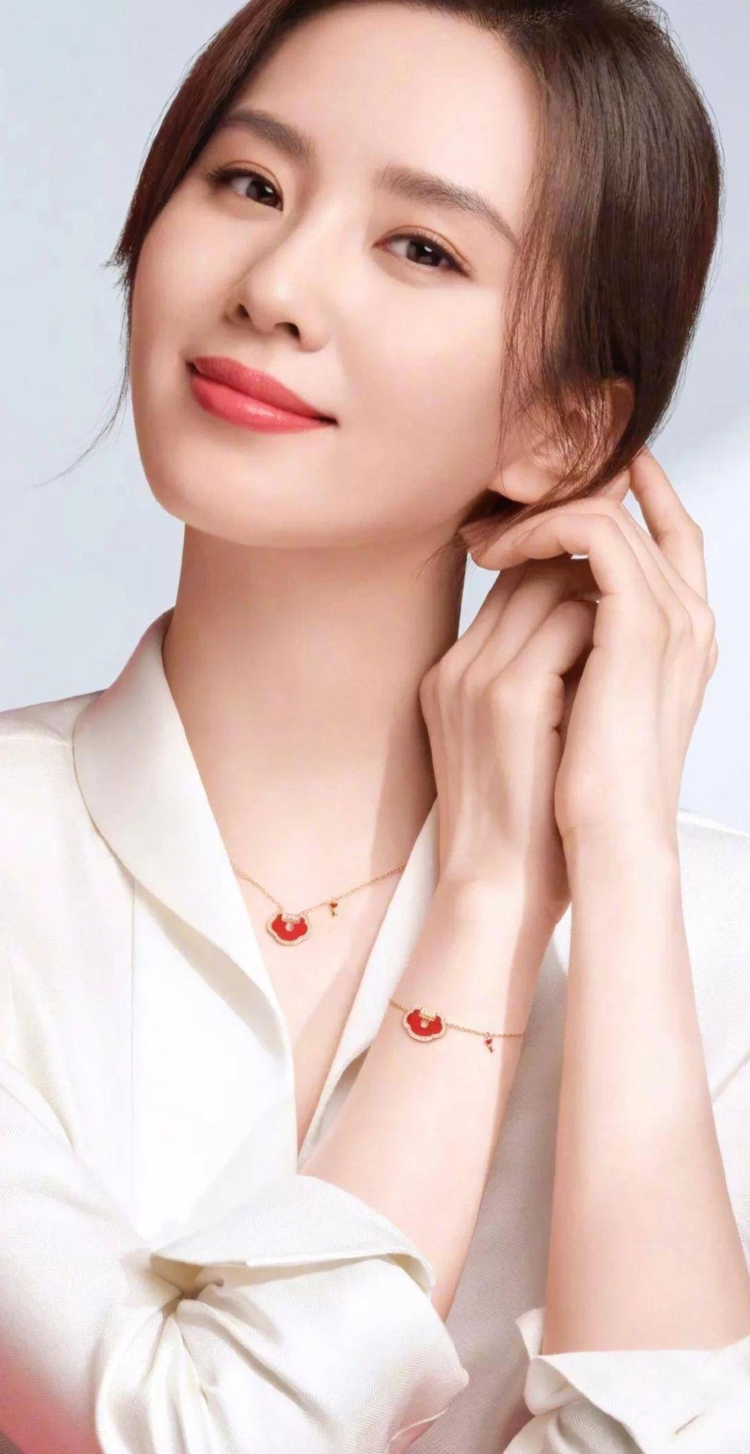 她是光影中的画卷，一举一动都如诗如梦。时光仿佛在她身上静止，只留下绝美瞬间