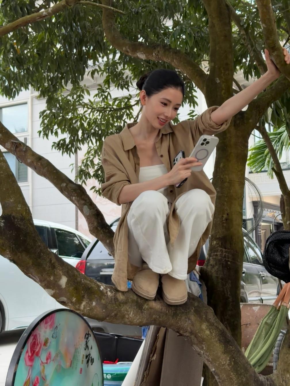 树上“长”出的美女