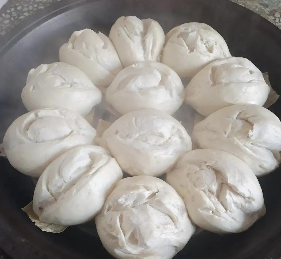 年夜饭桌上，我妈把最后一道清蒸鲈鱼端上来，转头就钻进厨房刷锅。我大伯已经举杯