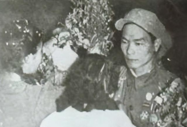 兵王谭秉云：1人率队拖住美军1个师8小时，回国五位元帅轮番敬酒生死一线，一道