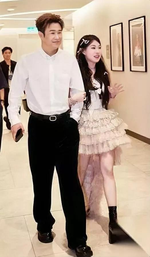 东北独生女多幸福？看她！彩排时老爸台下紧盯，上车扶裙摆超暖小沈阳对沈佳润