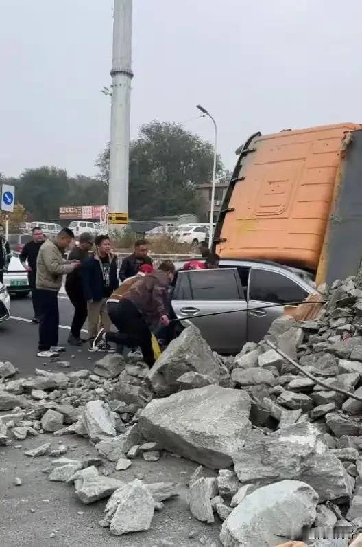 烟台渣土车发生侧翻，宝马车直接被压扁，群众徒手搬石头救人！画面让我看哭！20