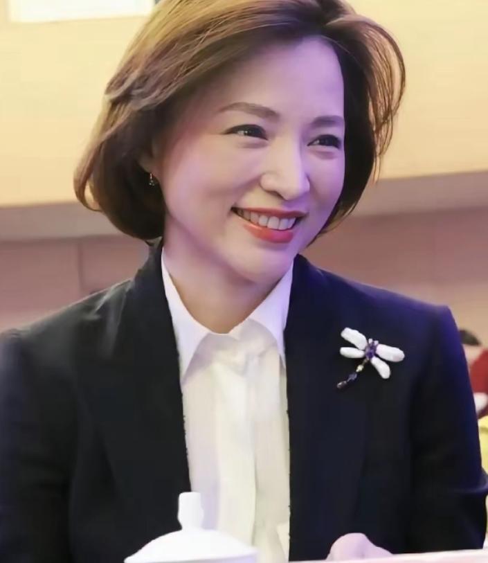 今年春天，董卿送走了抗癌七年的母亲。同时，她的丈夫、百亿富豪密春雷，已经失联3