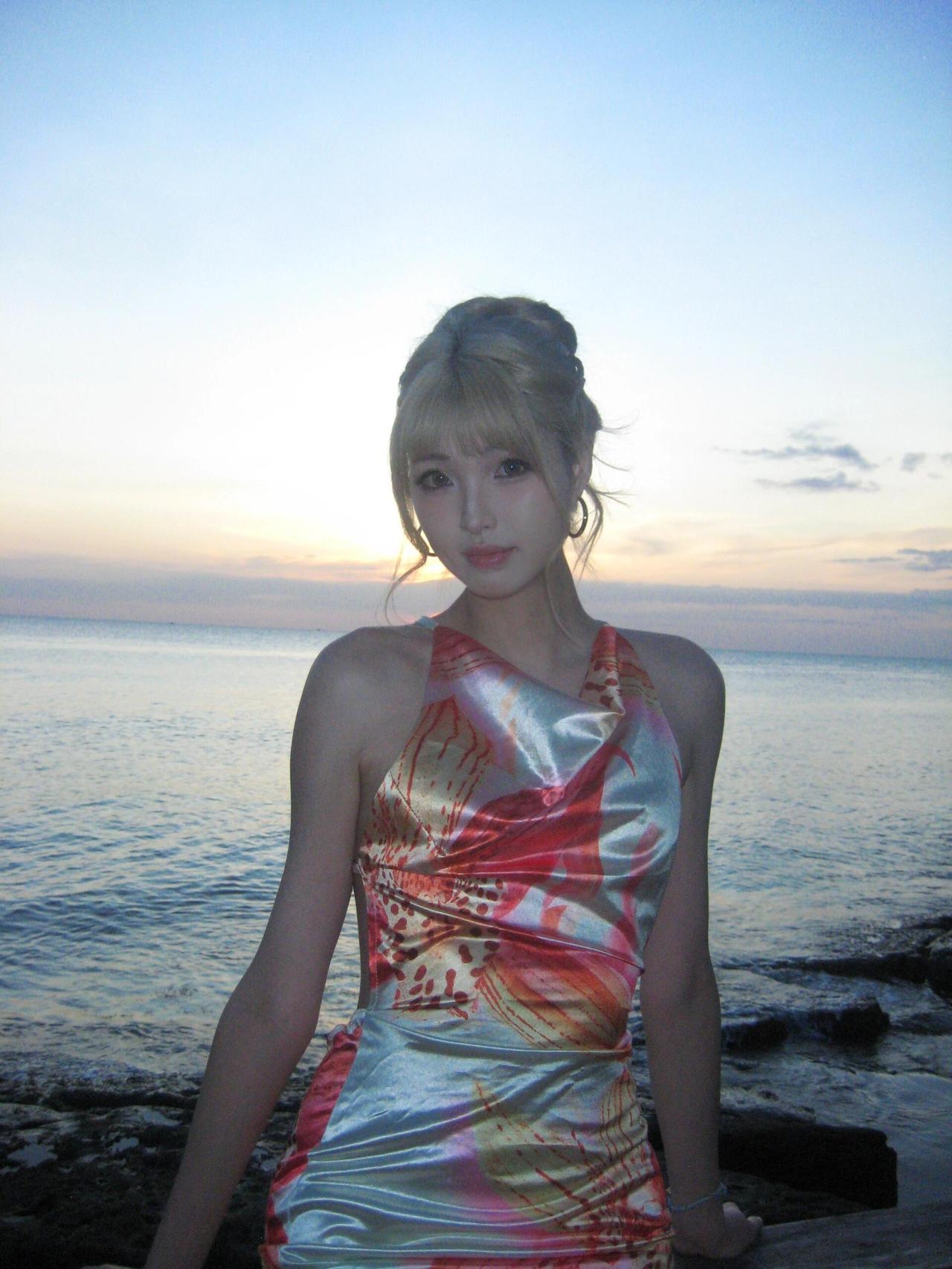 海边日落，少女与海浪的浪漫邂逅