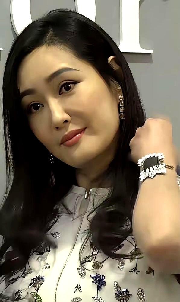 一年花百万保养的脸，崩了？伊能静春晚后台那张深蓝大衣生图，苹果肌饱满得有点僵