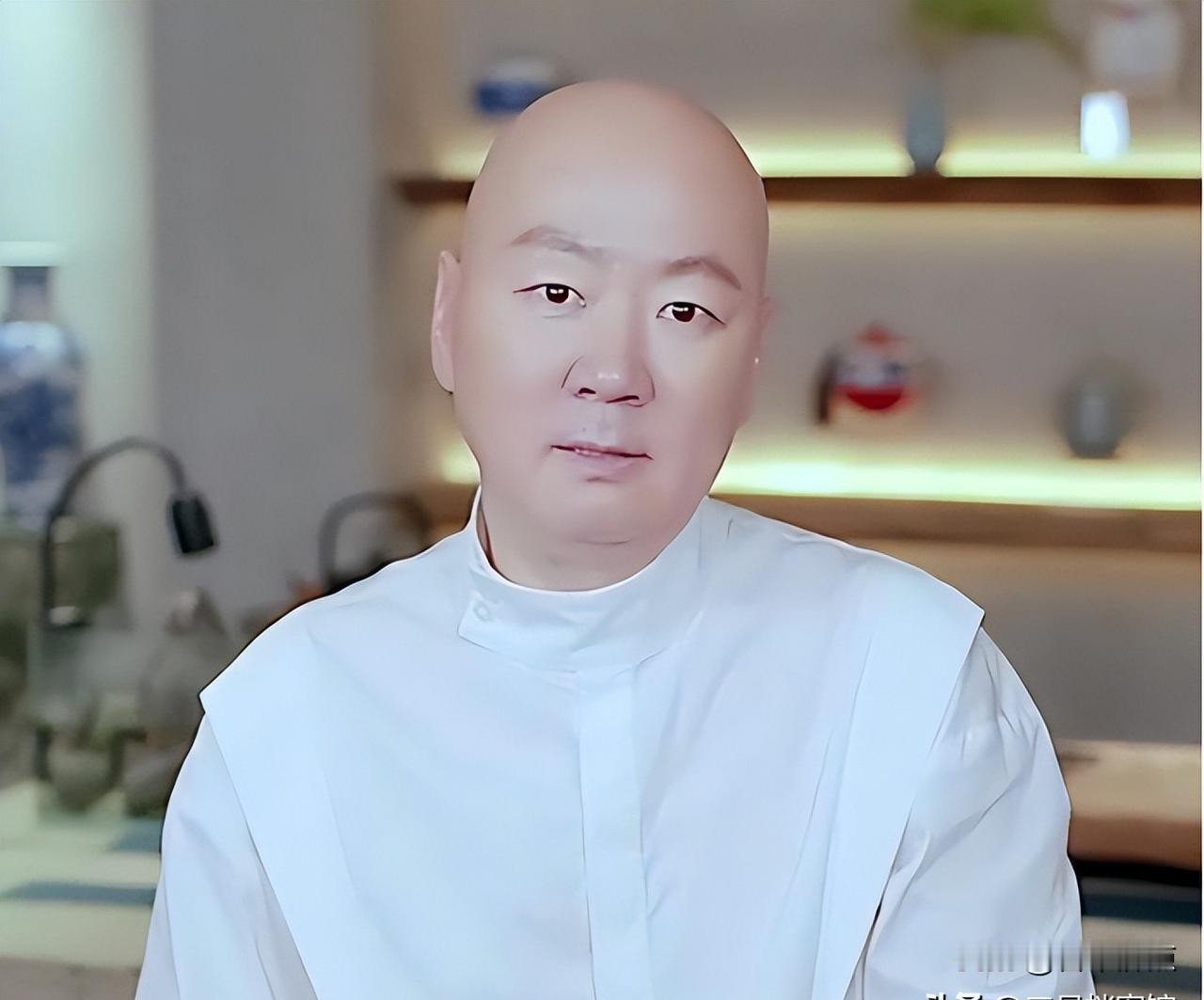 光头还在，春晚没了，他蹲在胡同口喂猫。郭冬临今年59岁，没上春晚四年了，也没开