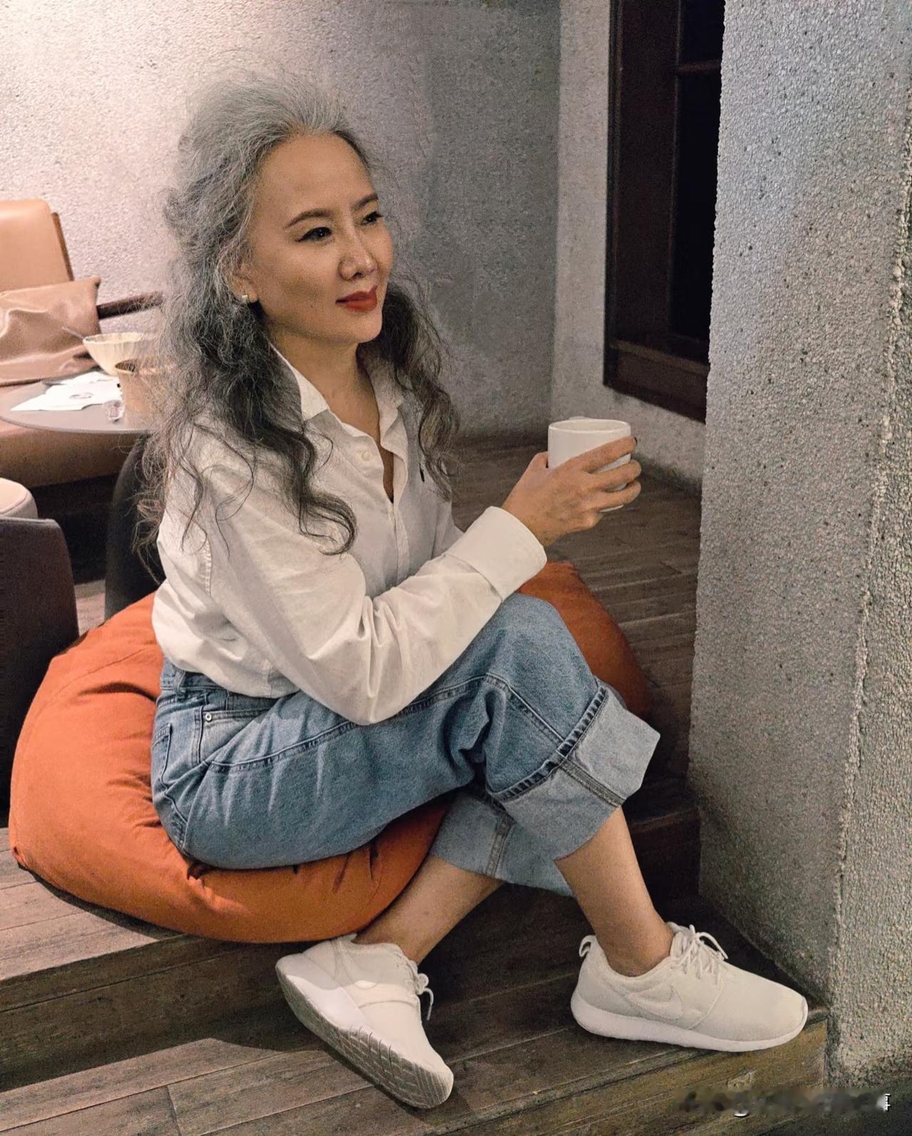 我71年的，54岁，发现女人50岁后会断崖式衰老，不是慢慢变老，是一下子就老了。