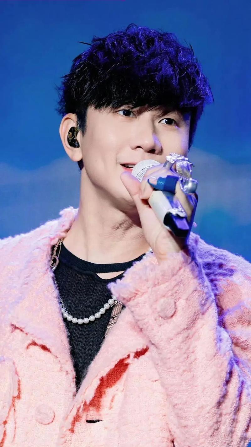 林俊杰女友当过黄牛，卖掉内场高价票，自己却去看台看演唱会。JJ之前说不会找比自己