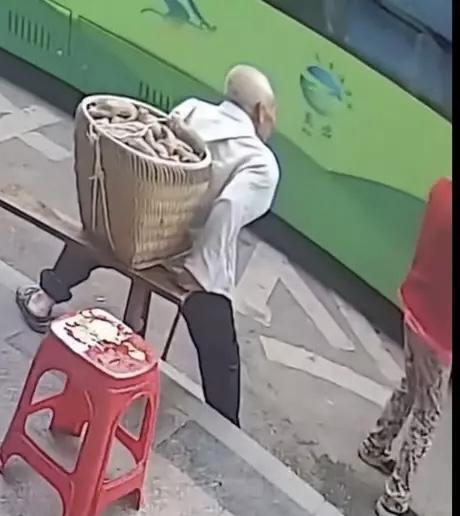 重庆一背篓老人等公交被拒载，2025年9月17日9时3分，重庆市万盛经开区关坝镇