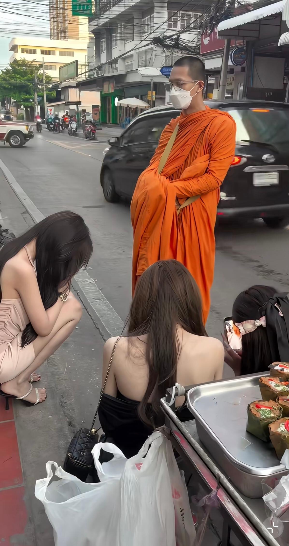 大师不穿鞋吗？僧人在泰国地位很高的，泰王见了高僧也要行跪拜之礼。这几个女的身材真