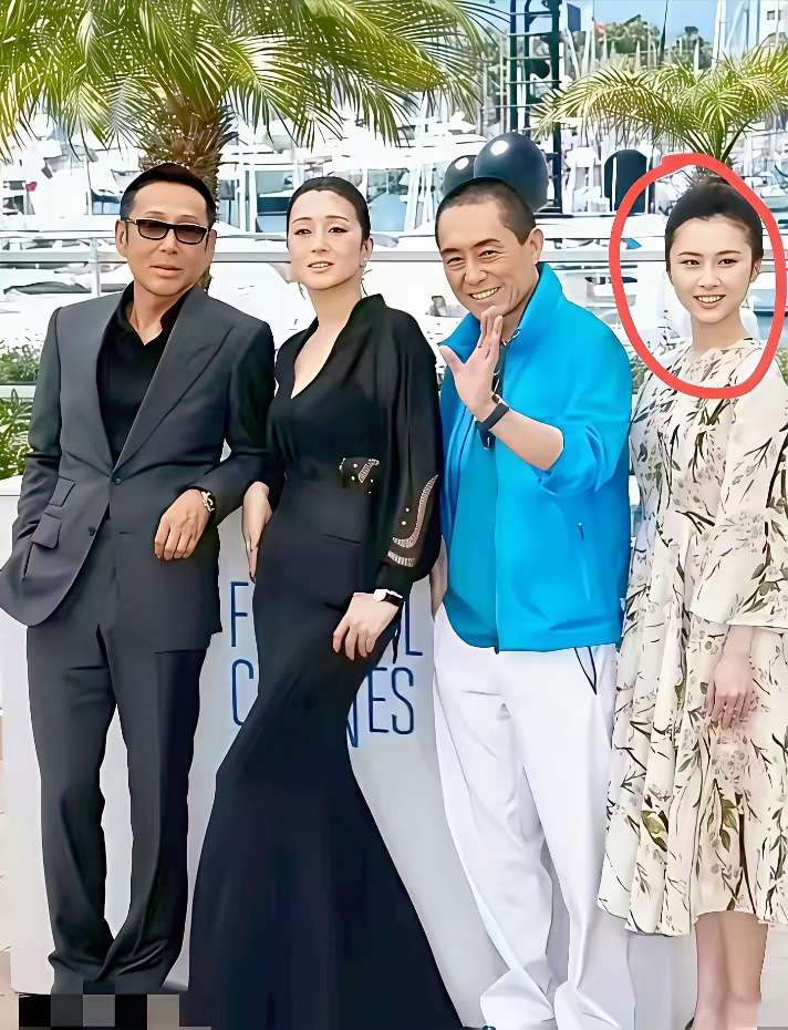 有谁知道最右边的美女是谁吗？