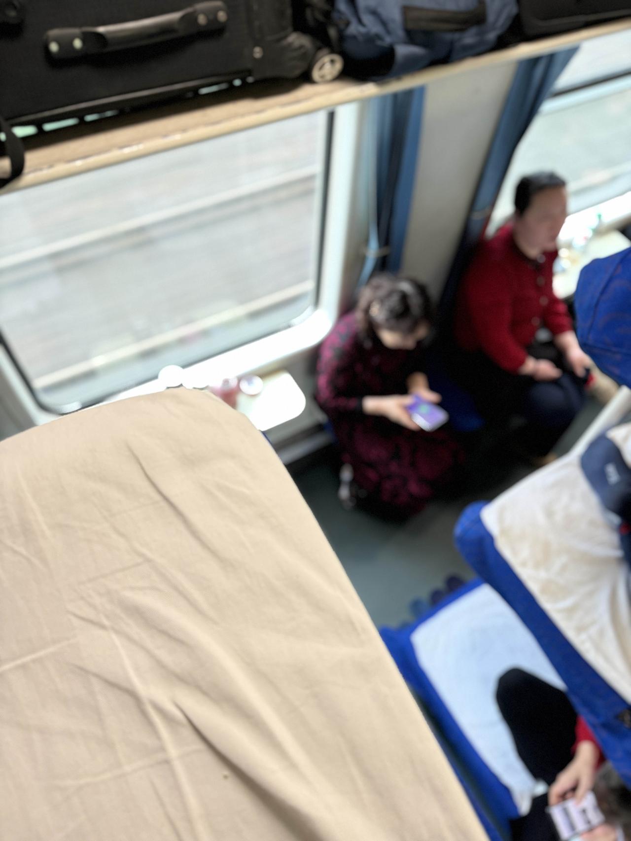 白天绿皮车的车厢，难以静音。总有几个嗓门敞亮的人，不爱说悄悄话。我侧身躺在狭窄的