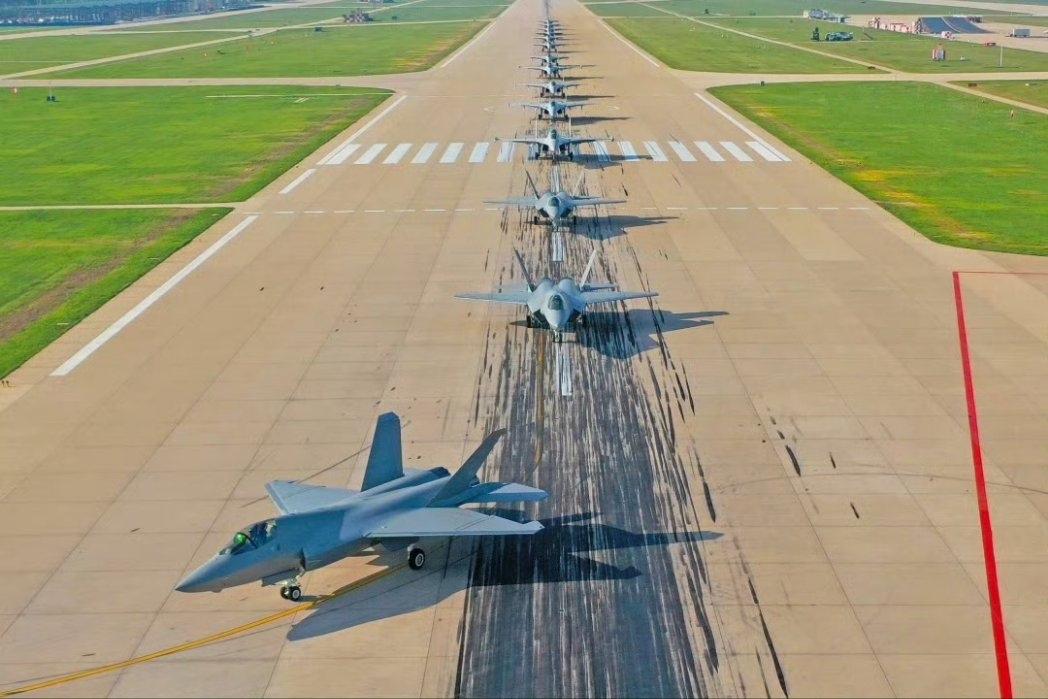 三架J-35打头阵，十几架J-16紧随漫步！