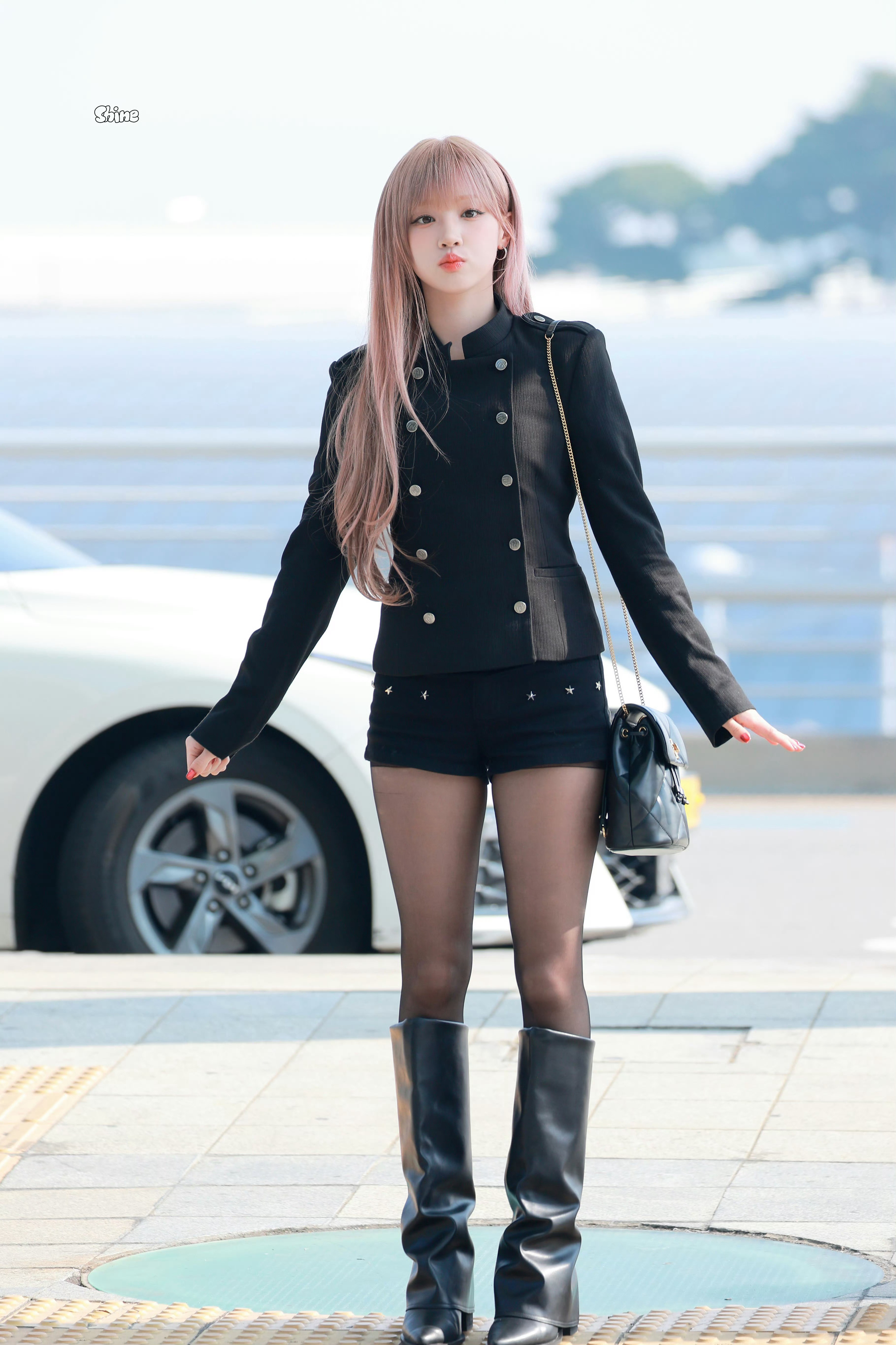 白鹿身后贴了宋雨琦名牌宋雨琦黑丝性感大长腿黑色高跟靴路透宋雨琦