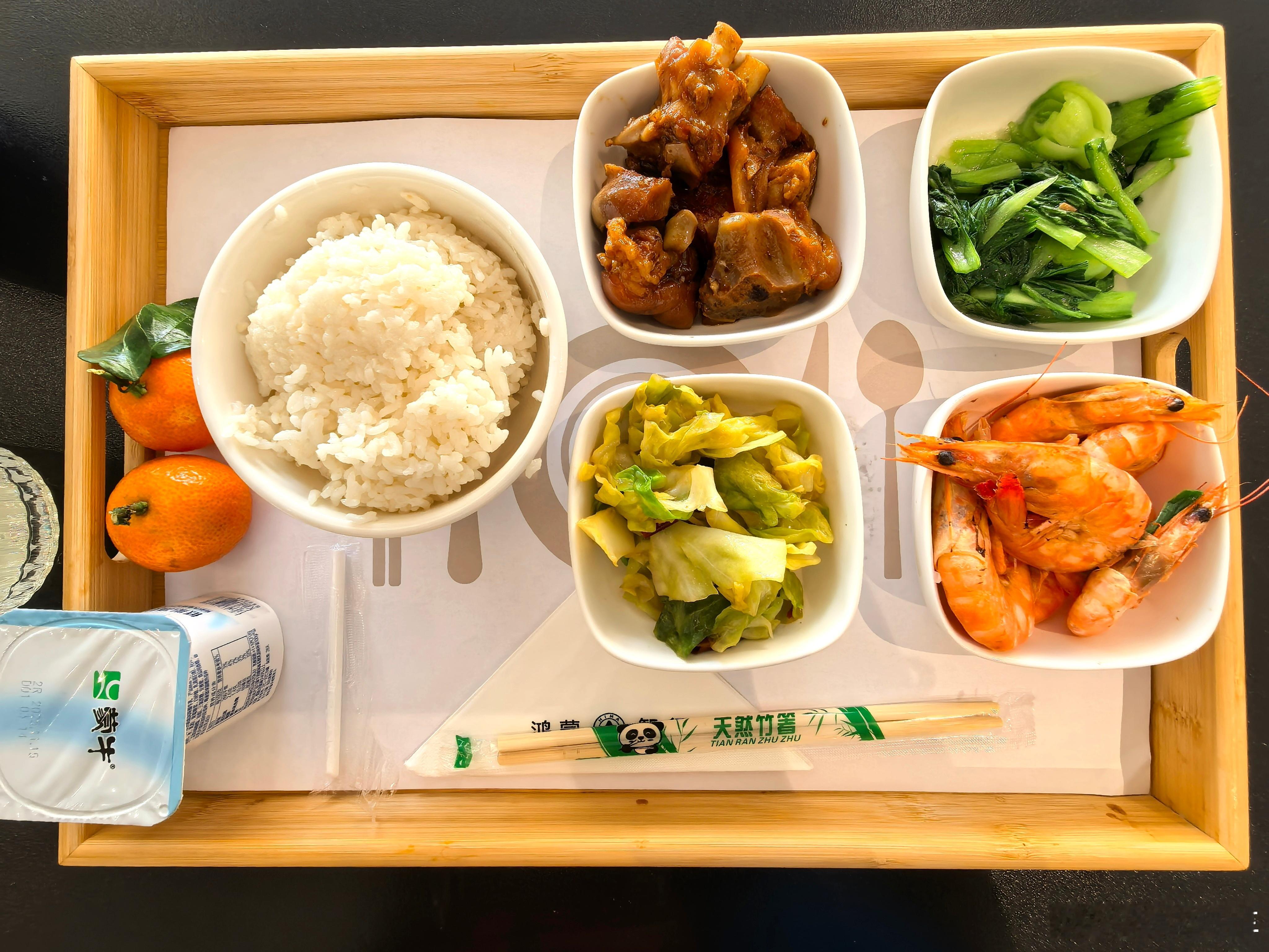 来浙江最大的鸿蒙智行用户中心吃饭啦，餐厅好大，而且还很干净，伙食也是真不错啊，有