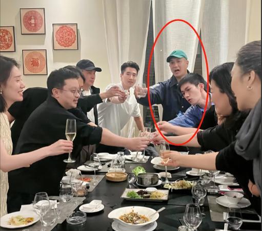 对黄觉改观了，原来他私下这么“开放”。《狂野时代》剧组的工作人员放出了主演们一