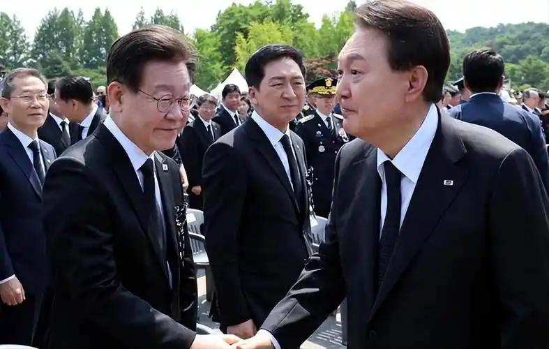 李在明和尹锡悦真是一对老冤家！2022年韩国总统选举时，李在明因微小劣势惜败尹锡