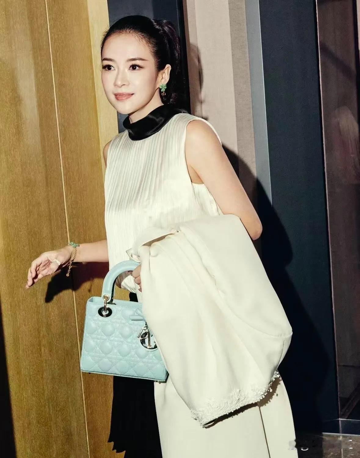 46岁章子怡高马尾梦回少女，减龄不止18岁！无袖上衣配黑百褶裙，利落优雅，时髦高